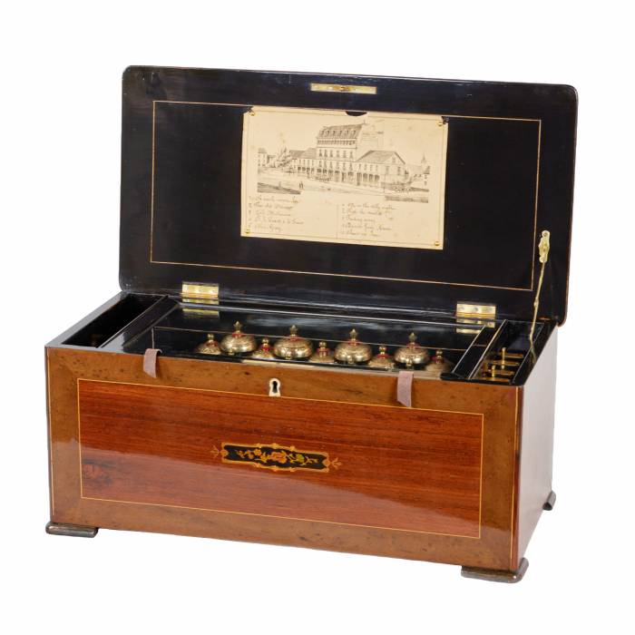 Boîte à musique avec mecanisme de tambour et 9 cloches pour 10 melodies. 19ème siècle. 