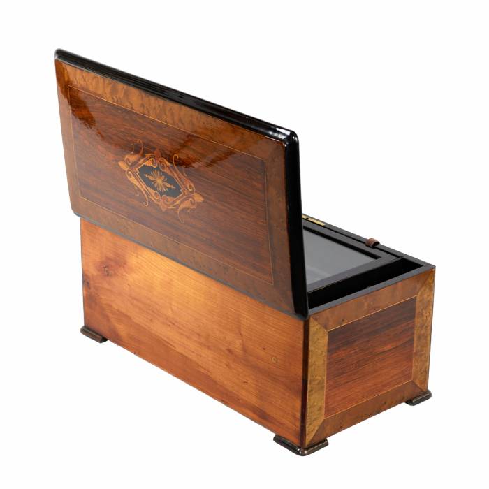 Boîte à musique avec mecanisme de tambour et 9 cloches pour 10 melodies. 19ème siècle. 