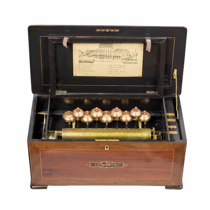 Boîte à musique avec mecanisme de tambour et 9 cloches pour 10 melodies. 19ème siècle. 