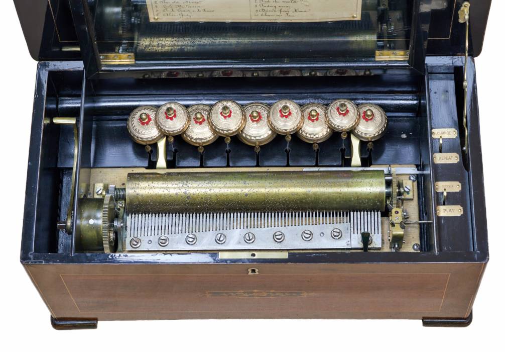 Boîte à musique avec mecanisme de tambour et 9 cloches pour 10 melodies. 19ème siècle. 