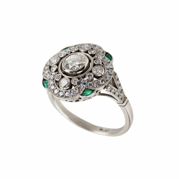 Bague en platine avec diamants et emeraudes, epoque Art Deco. 