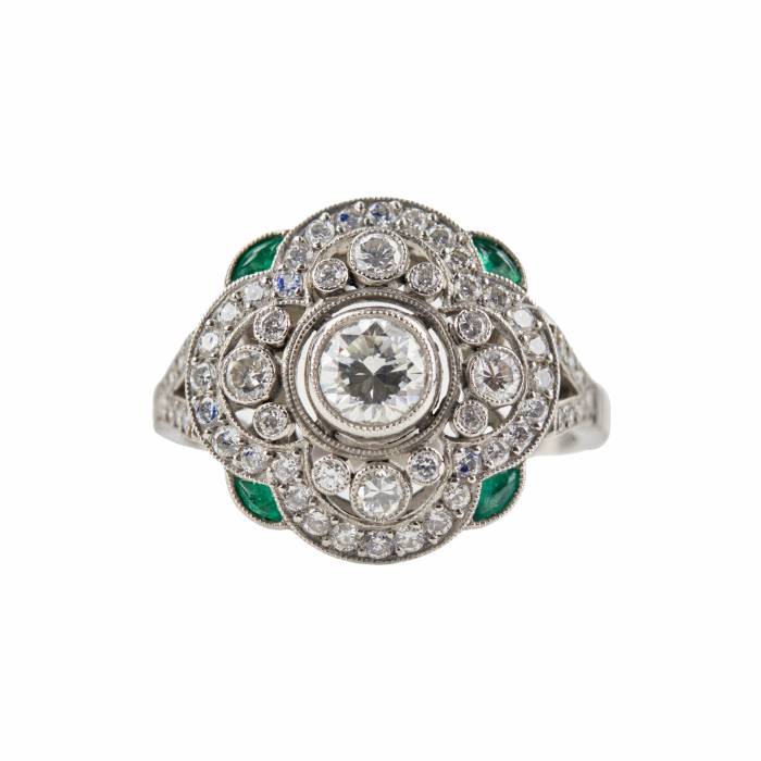 Bague en platine avec diamants et emeraudes, epoque Art Deco. 