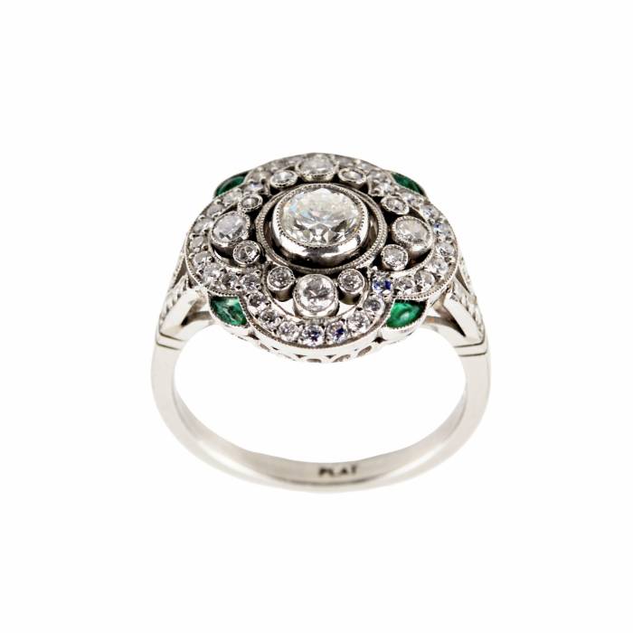 Ring in platinum with diamonds and emeralds, Art Deco period. 