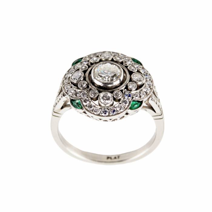 Bague en platine avec diamants et emeraudes, epoque Art Deco. 