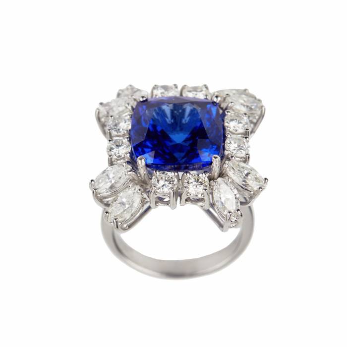 Gold ring with tanzanite and diamonds. 