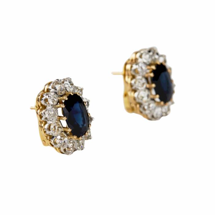 Boucles d`oreilles en or avec saphirs et diamants. 