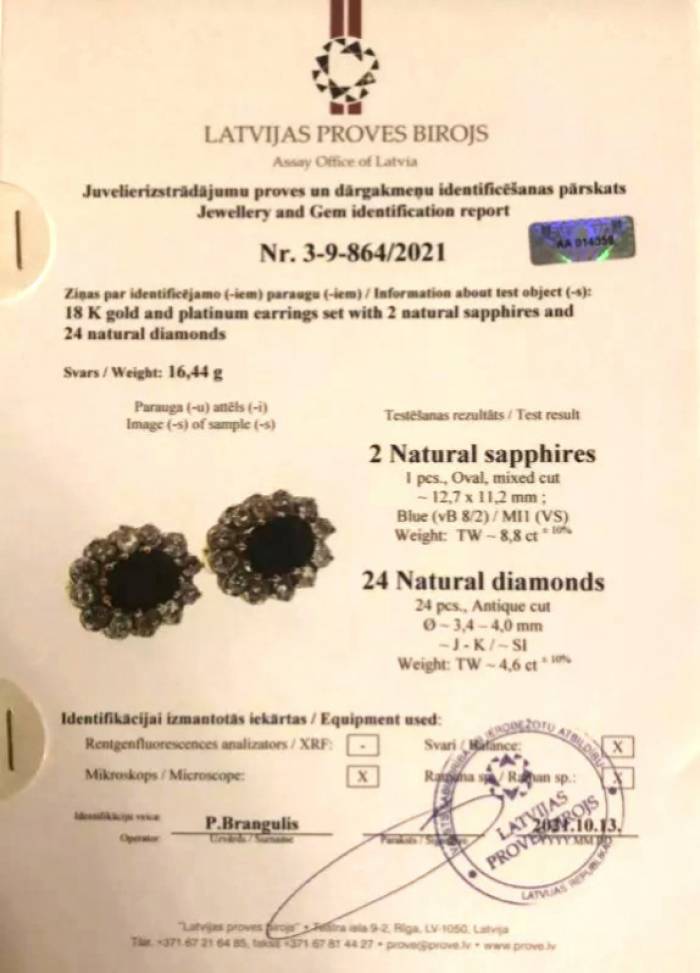 Boucles d`oreilles en or avec saphirs et diamants. 