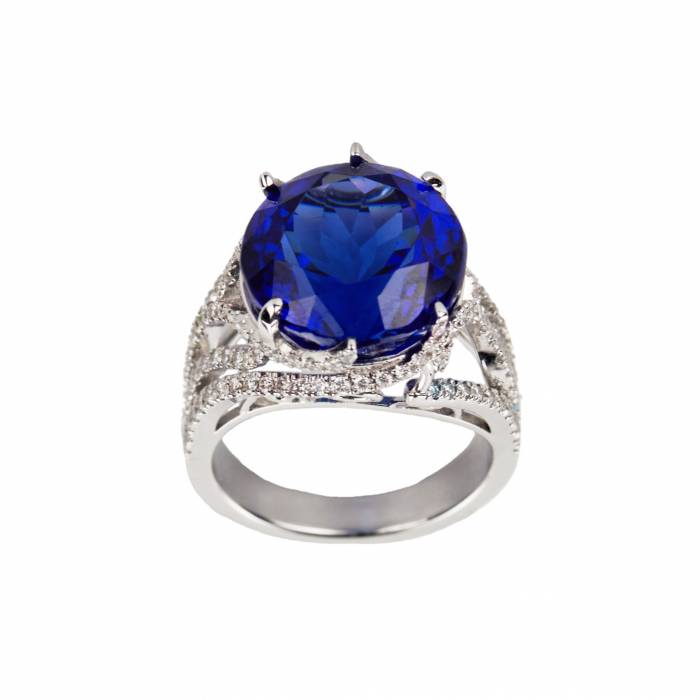 Gold ring with tanzanite and diamonds. 