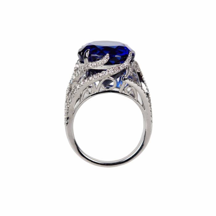 Gold ring with tanzanite and diamonds. 