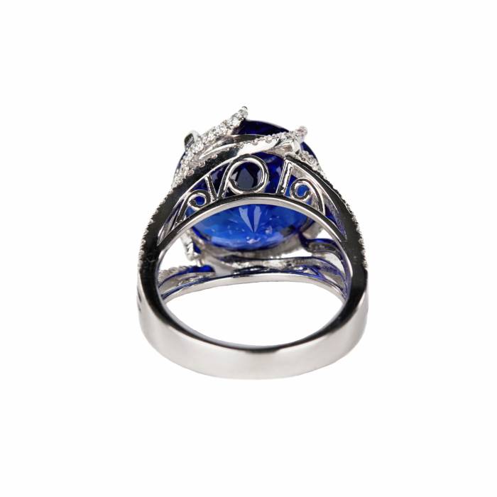 Gold ring with tanzanite and diamonds. 