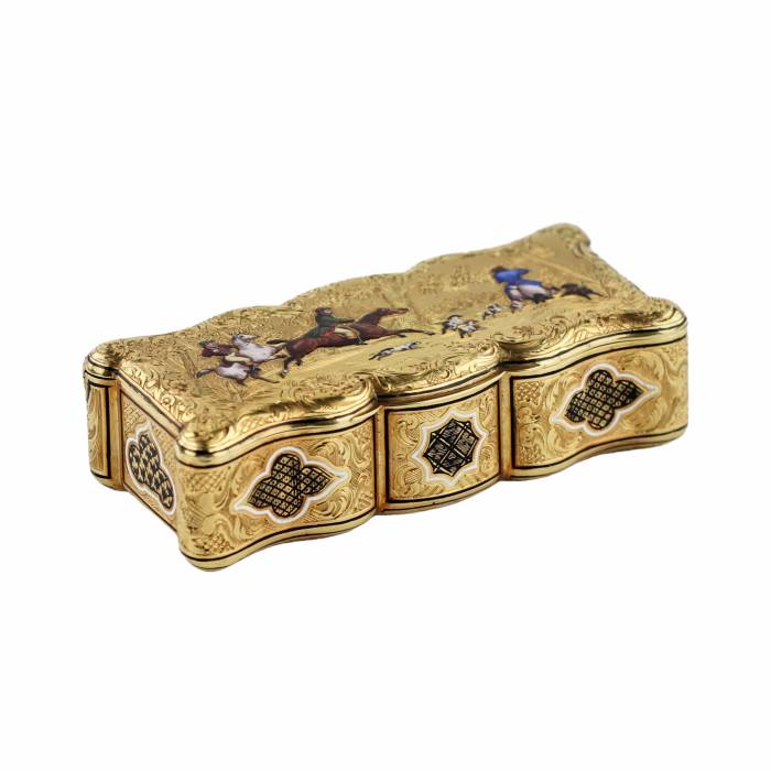 Tabatière emaillee en or 18 carats Travail français du 19ème siècle, avec des scènes de chasse equestre. 