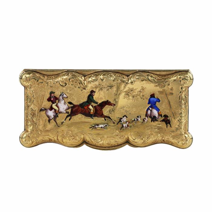 Золотая 18 K с эмалями табакерка французской работы 19 века, со сценами конной охоты.