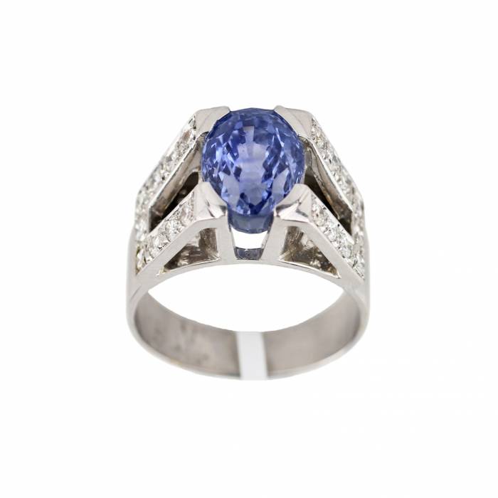 Gold ring with sapphire and diamonds. 
