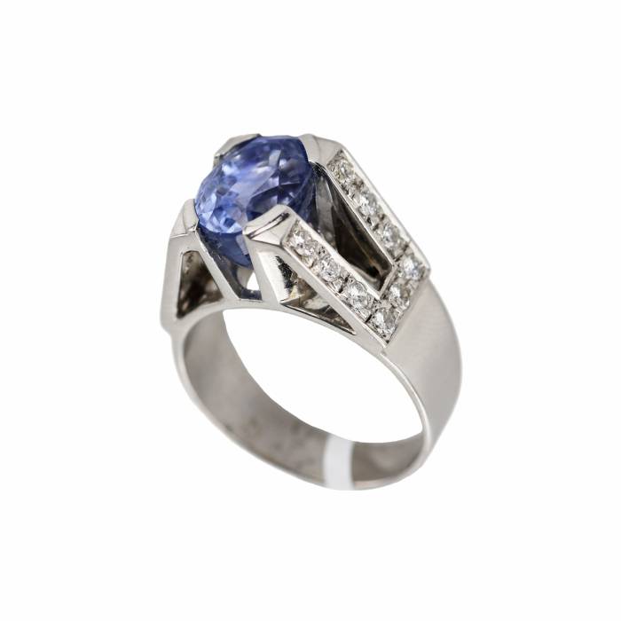 Gold ring with sapphire and diamonds. 