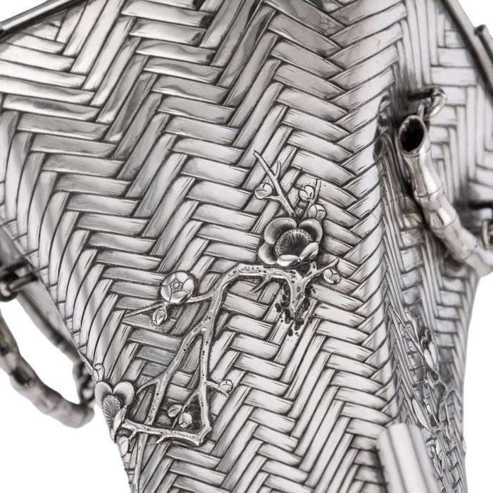 Vase japonais en argent de la periode Meiji. 