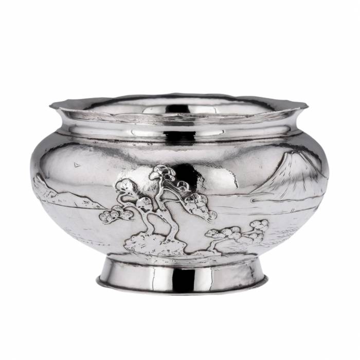 Bol japonais en argent de la periode Meiji, XXe siècle. 