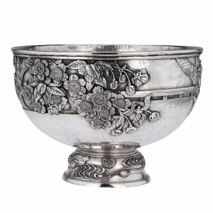 Монументальная серебряная чаша 19-го века. Япония.