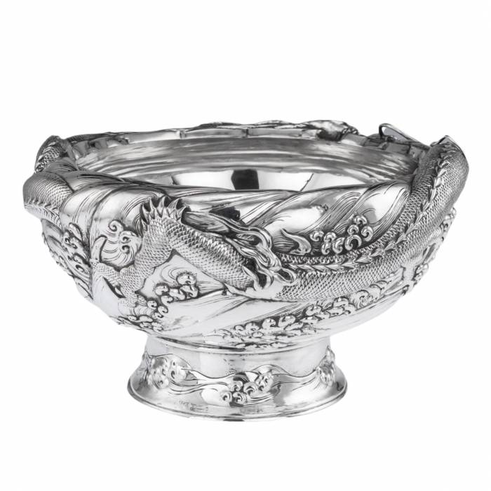 Японская серебряная чаша с драконом 19-го века.