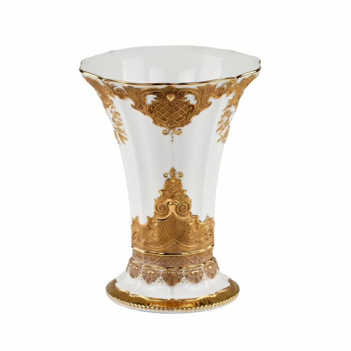 Vase en porcelaine de Meissen à decor dore. 