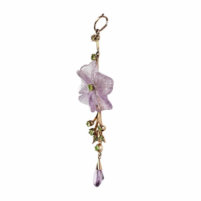 Pendentif en or du XIXe siècle avec chrysolites et amethyste sculptee. 