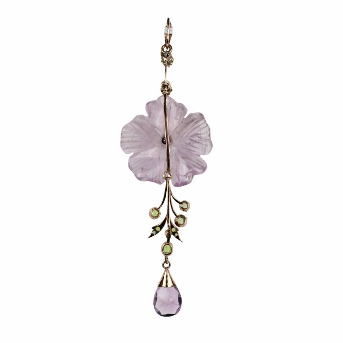 19th century gold pendant with chrysolites and carved amethyst. 