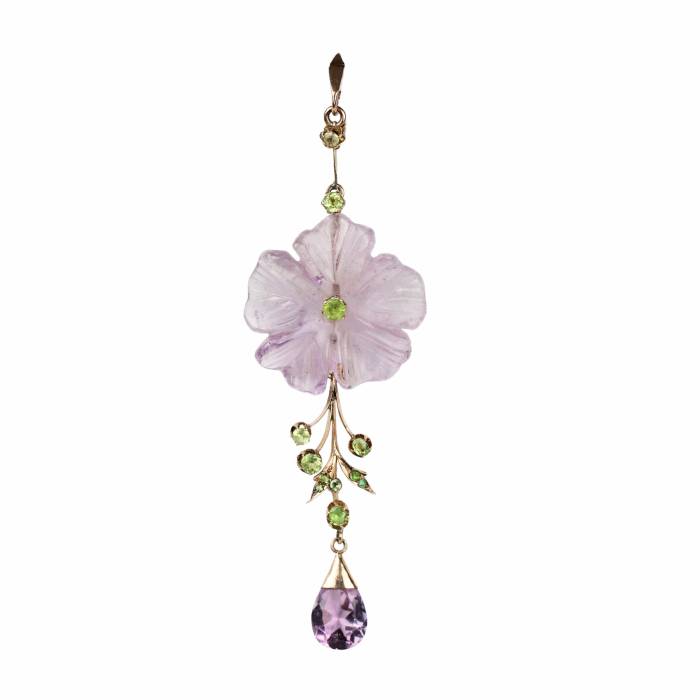 Pendentif en or du XIXe siècle avec chrysolites et amethyste sculptee. 