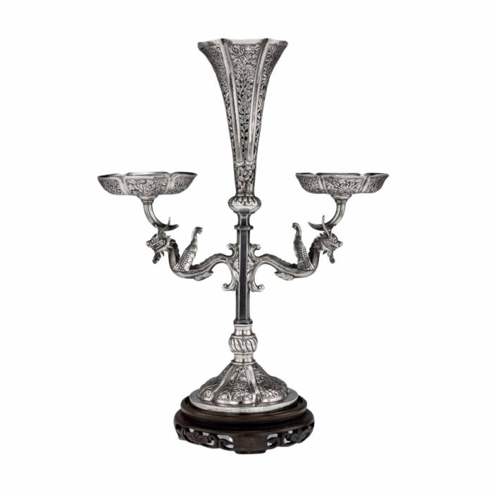 Vases d&39;épernay chinois en argent aux dragons. HUNG CHONG & CO 