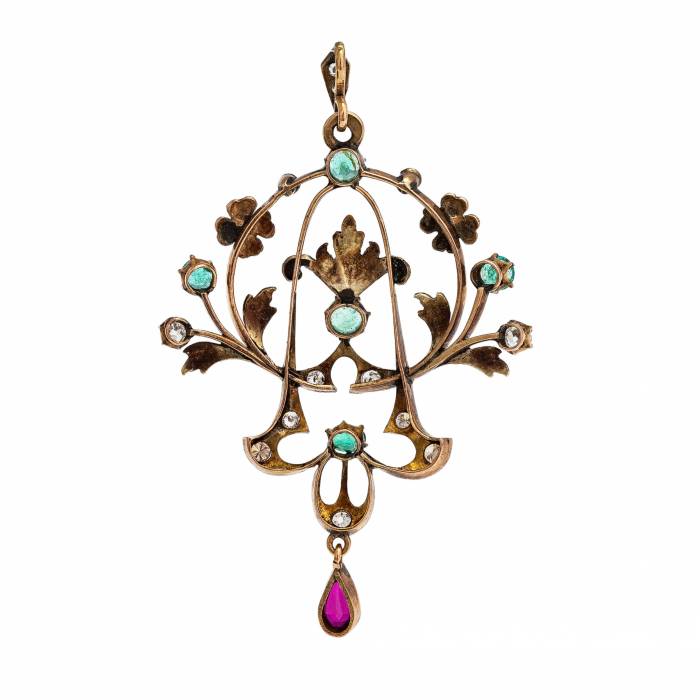 Pendant in 14K gold, with emeralds, rubies and diamonds in Art Nouveau style. Russia. 1900s 