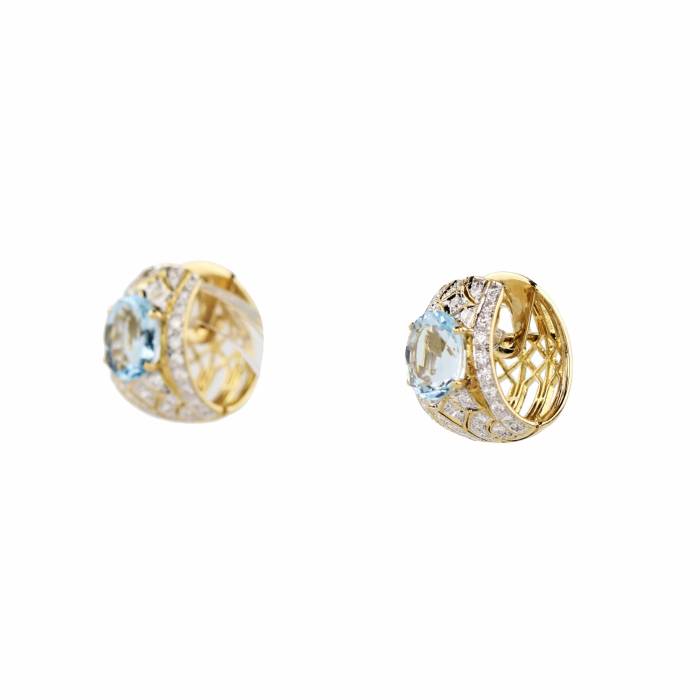 Boucles d`oreilles en or 18 carats avec aigues-marines et diamants. 