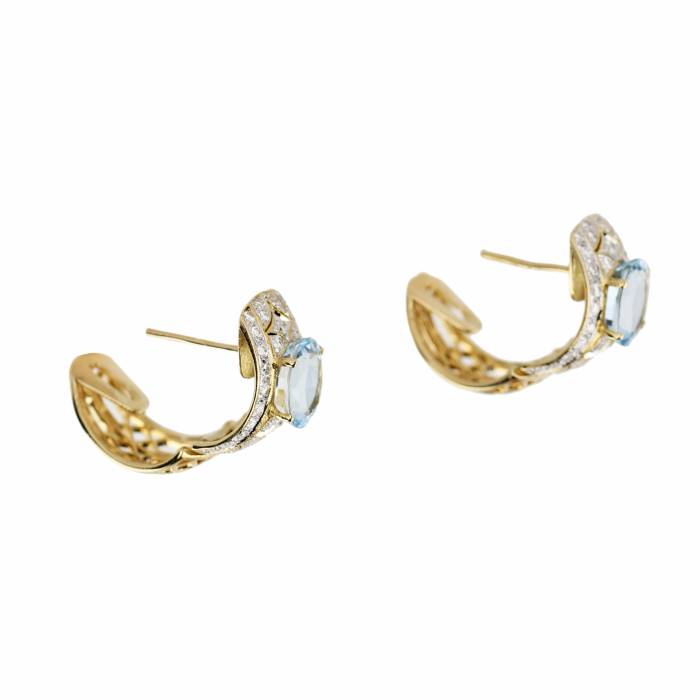 Boucles d`oreilles en or 18 carats avec aigues-marines et diamants. 