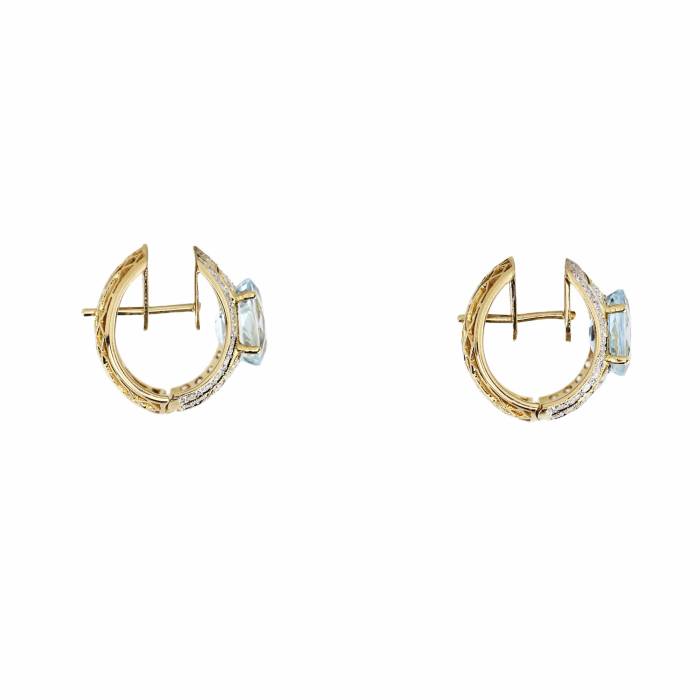 Boucles d`oreilles en or 18 carats avec aigues-marines et diamants. 