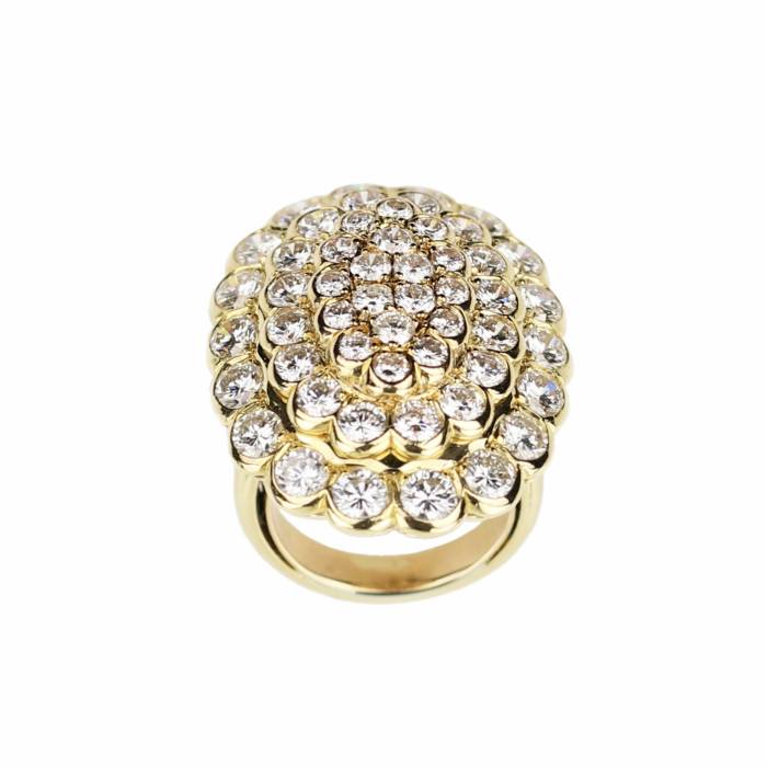 18K yellow gold ring with diamonds. 