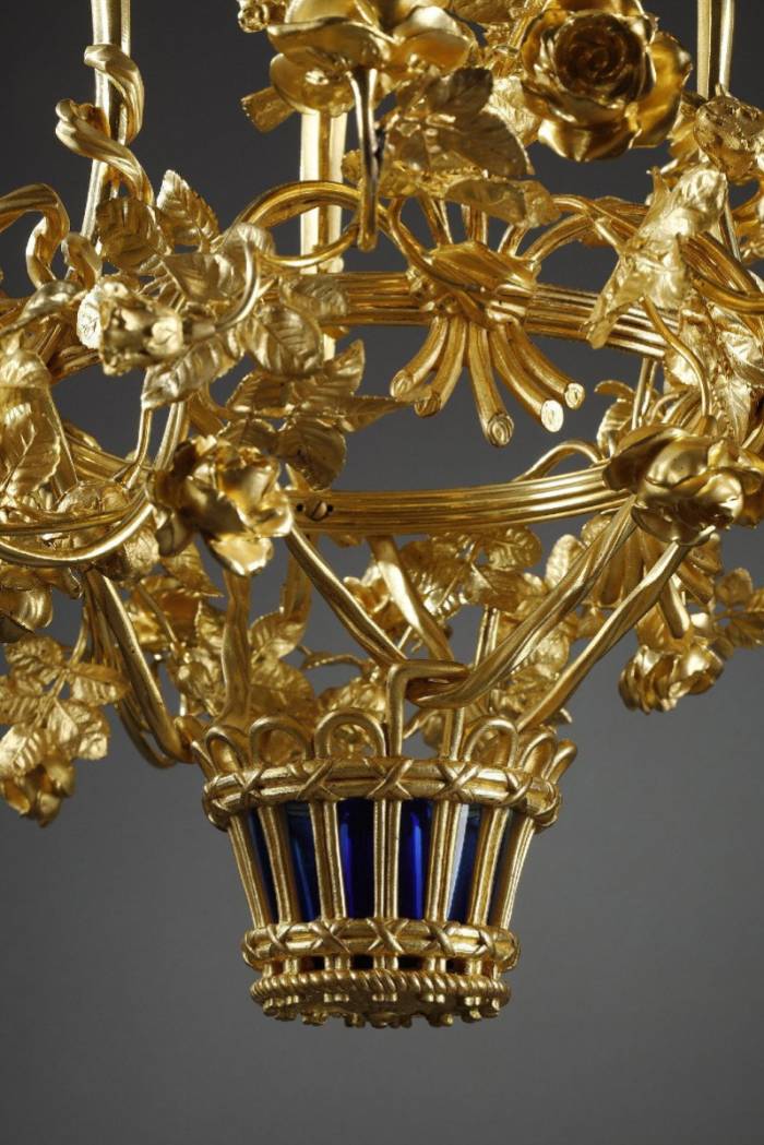 Lustre en forme de panier aux roses