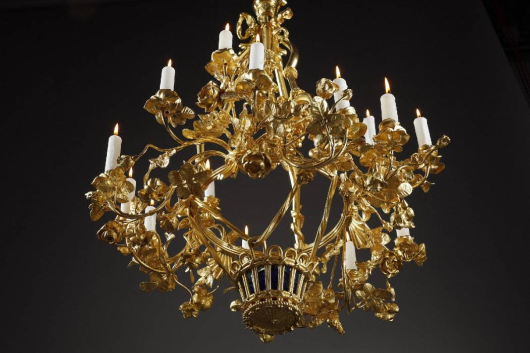 Lustre en forme de panier aux roses