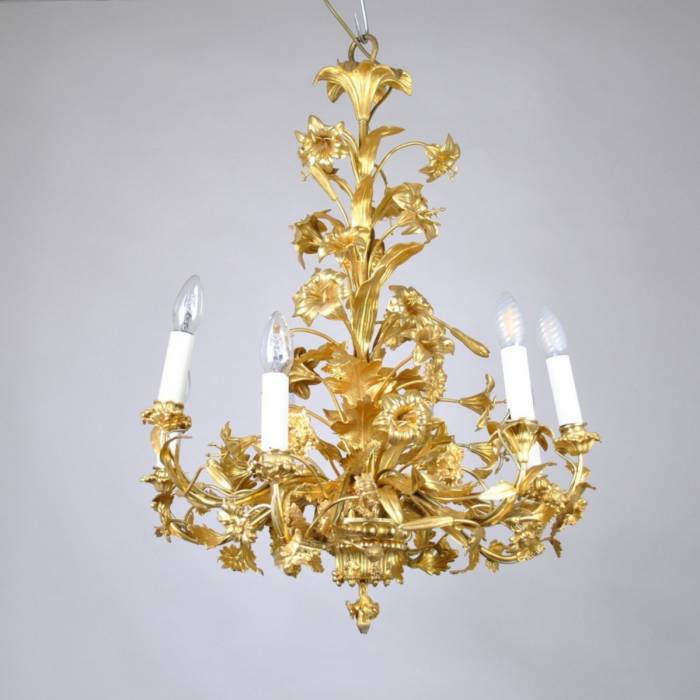 Lustre en bronze dore à decor de fleurs et feuillages, XIXe siècle