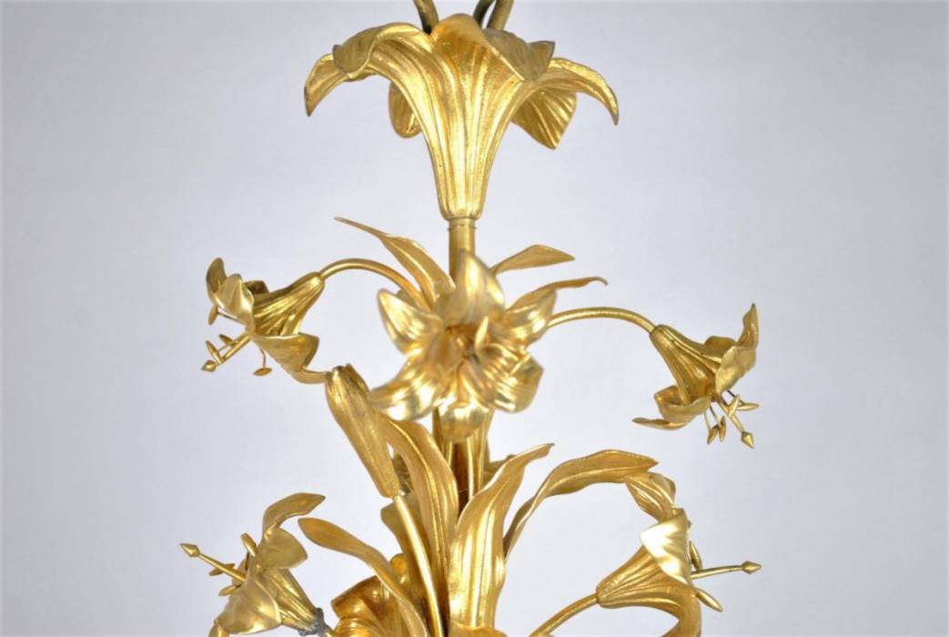 Lustre en bronze dore à decor de fleurs et feuillages, XIXe siècle