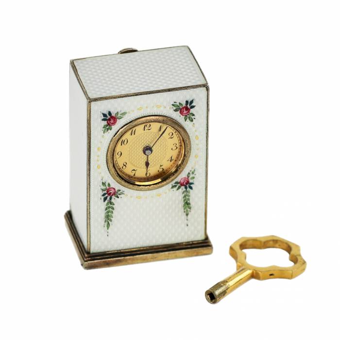 Pendule miniature de voyage dans un coffret, en argent et email guilloche, debut XXe siècle. 