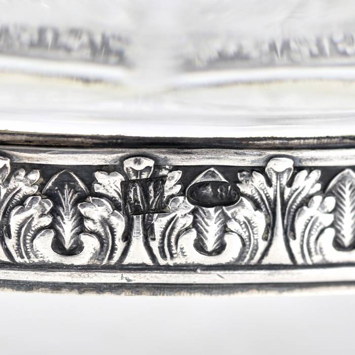 Lourd bonbonnière en cristal et argent, travail russe au tournant des XIXe-XXe siècles. 