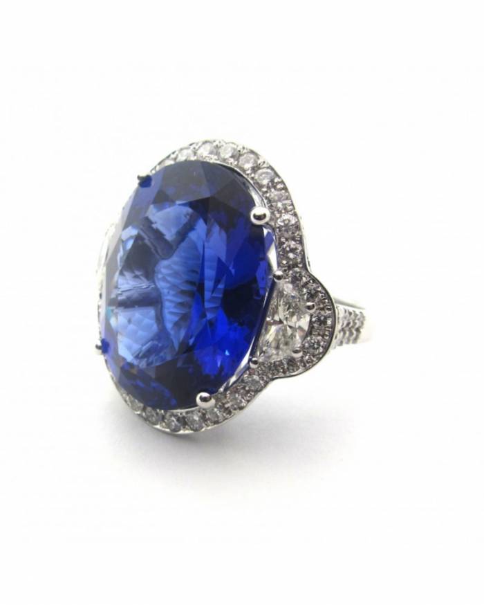 Ring in white gold with Tanzanite and diamonds. 