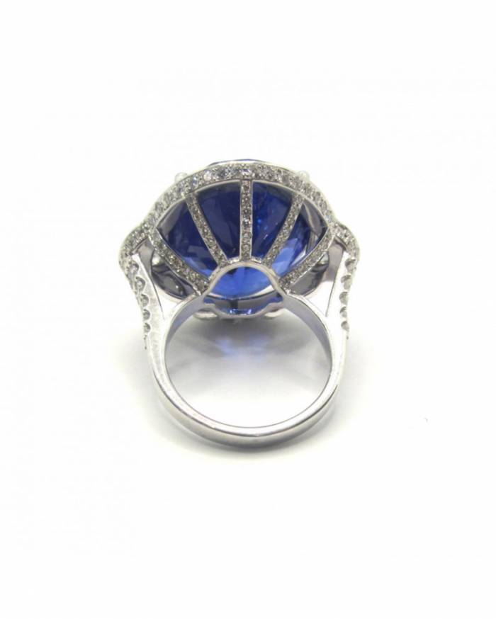 Ring in white gold with Tanzanite and diamonds. 
