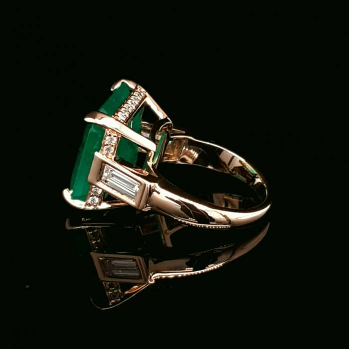 18K zelta gredzens ar 13,13 karātu Kolumbijas smaragdu un dimantiem. 