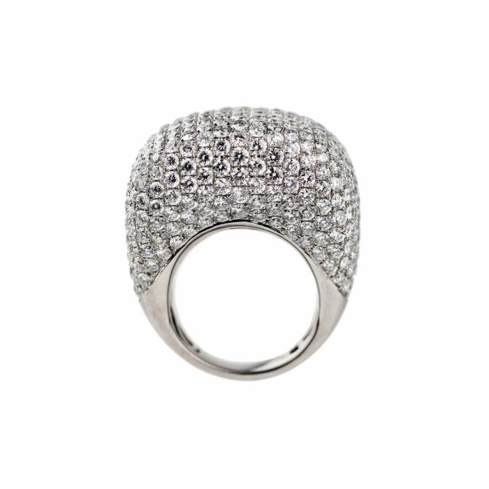 Or, bague cocktail avec diamants. 