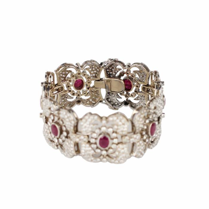Gold bracelet with rubies and diamonds. 