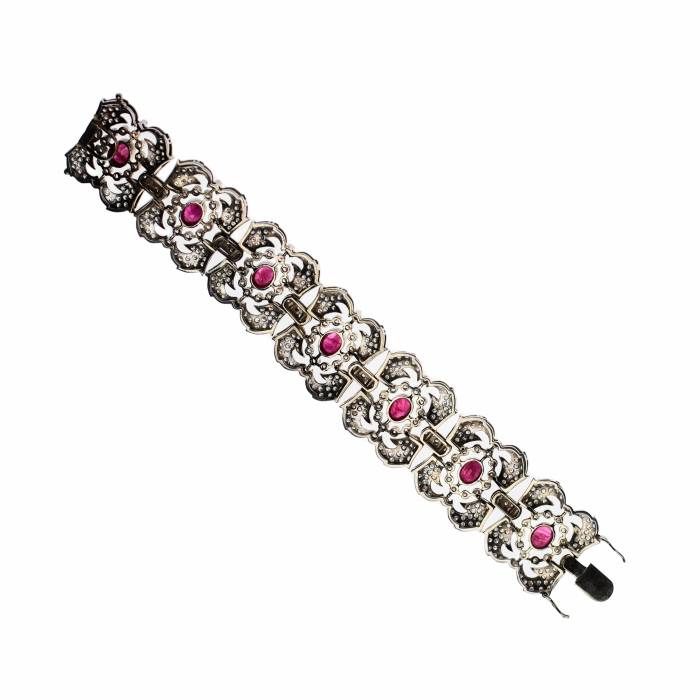 Bracelet en or avec rubis et diamants. 