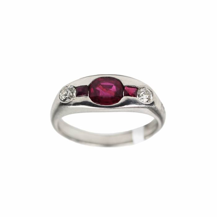 Gold ring with rubies and diamonds. 