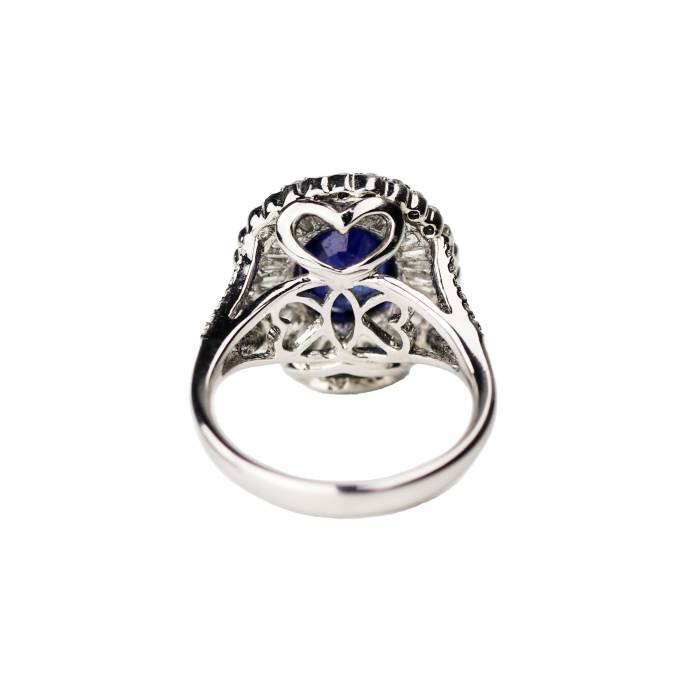 Gold ring with sapphire and diamonds. 