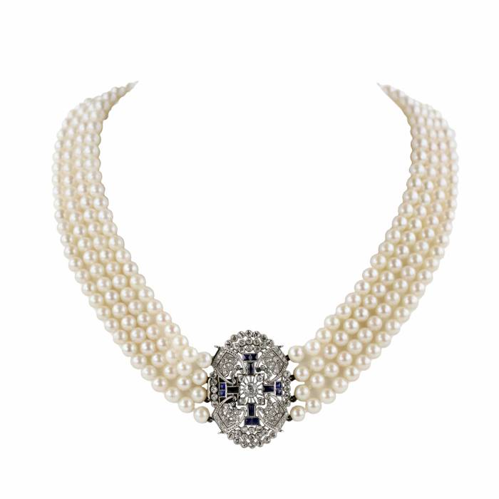 Collier de perles avec medaillon en platine et or, avec saphirs et diamants. 