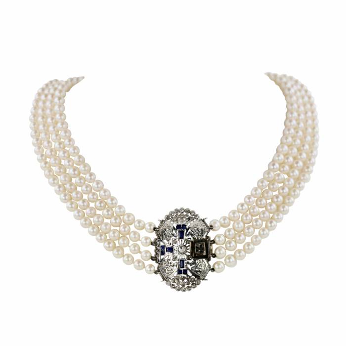 Pearl necklace with medallion in platinum and gold, with sapphires and diamonds. 