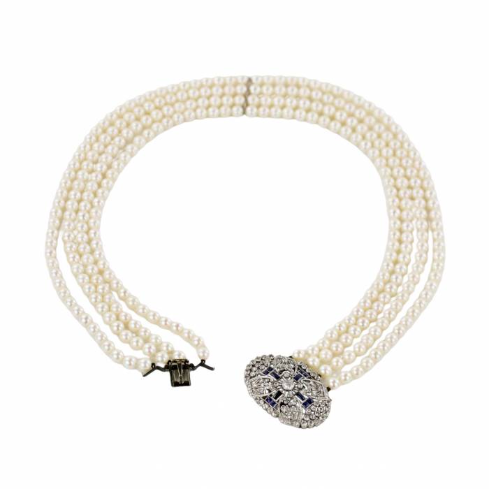 Pearl necklace with medallion in platinum and gold, with sapphires and diamonds. 