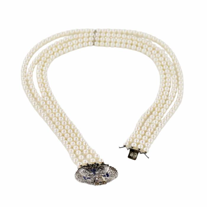 Collier de perles avec medaillon en platine et or, avec saphirs et diamants. 